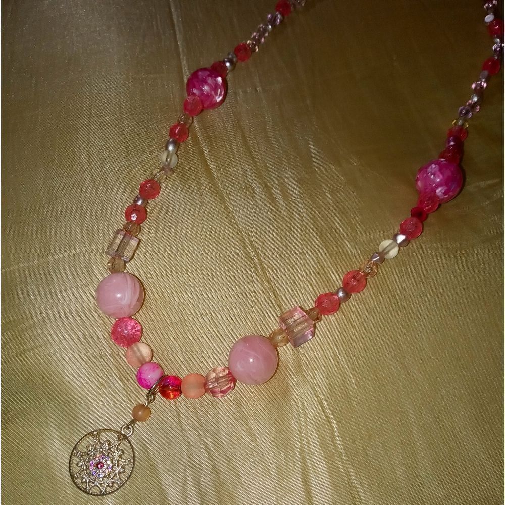 Pink pearl necklace 